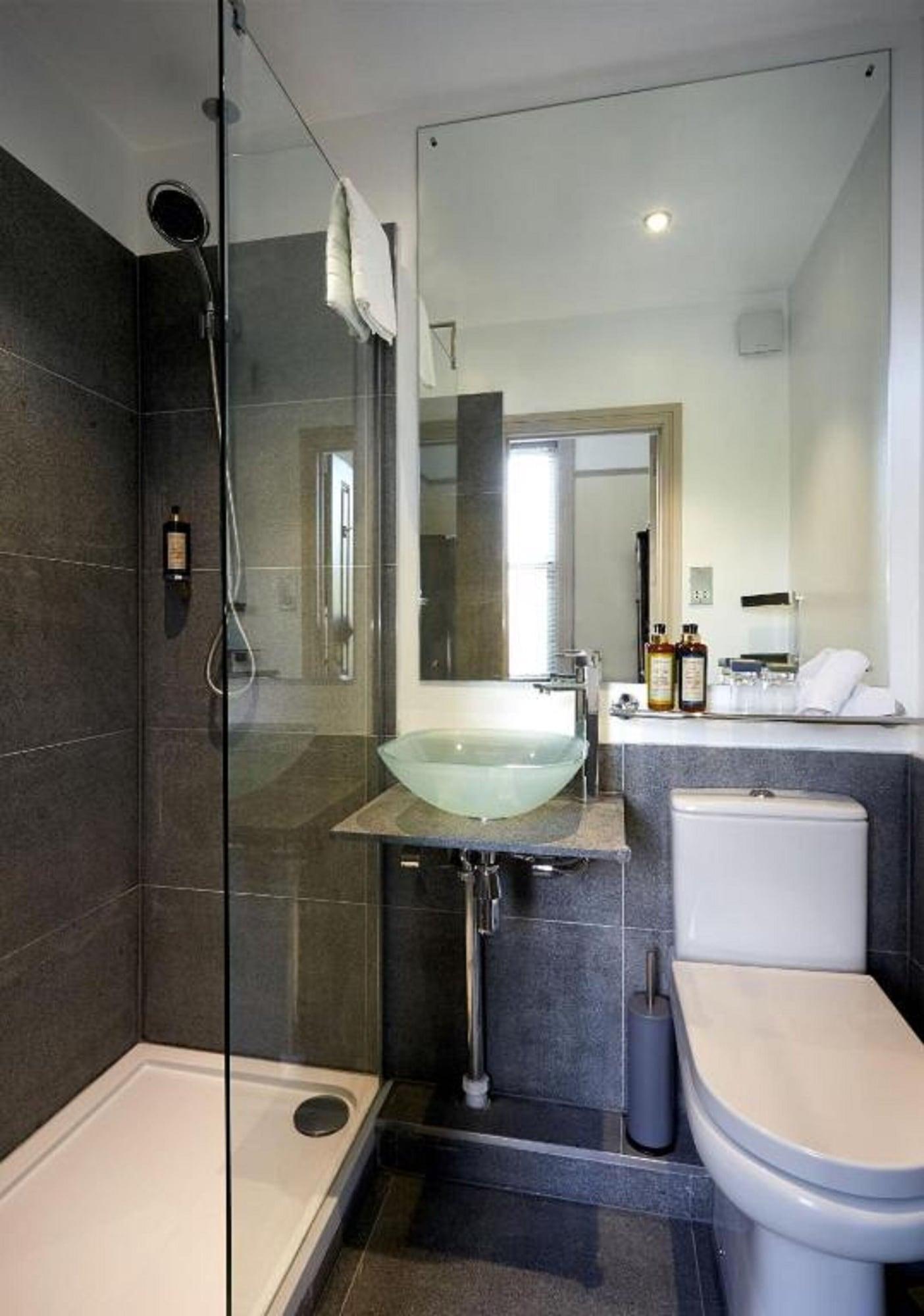 Dorian House Boutique B&B - Free Parking! باث المظهر الخارجي الصورة A modern bathroom