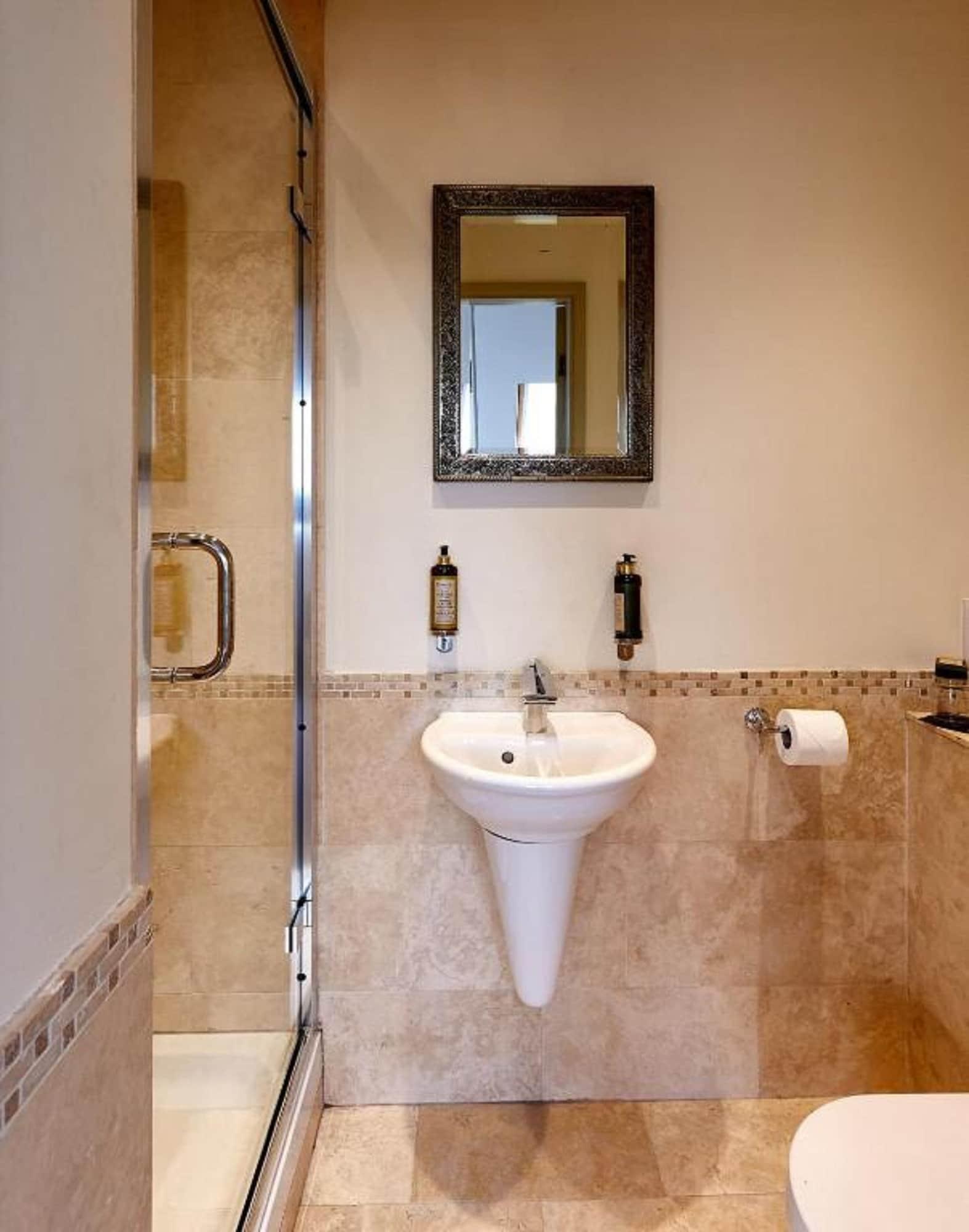 Dorian House Boutique B&B - Free Parking! باث المظهر الخارجي الصورة A wet room