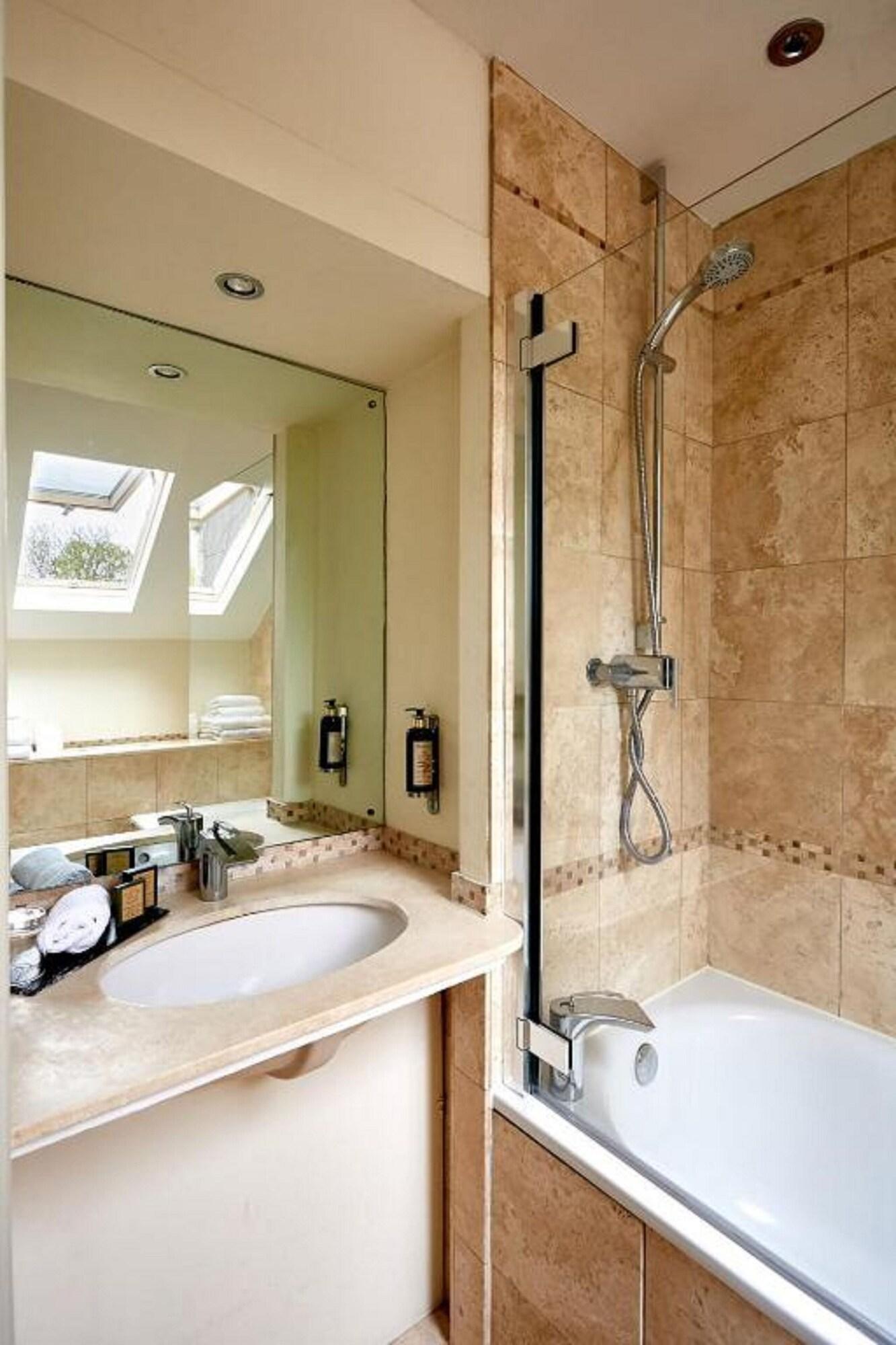 Dorian House Boutique B&B - Free Parking! باث المظهر الخارجي الصورة A shower cubicle