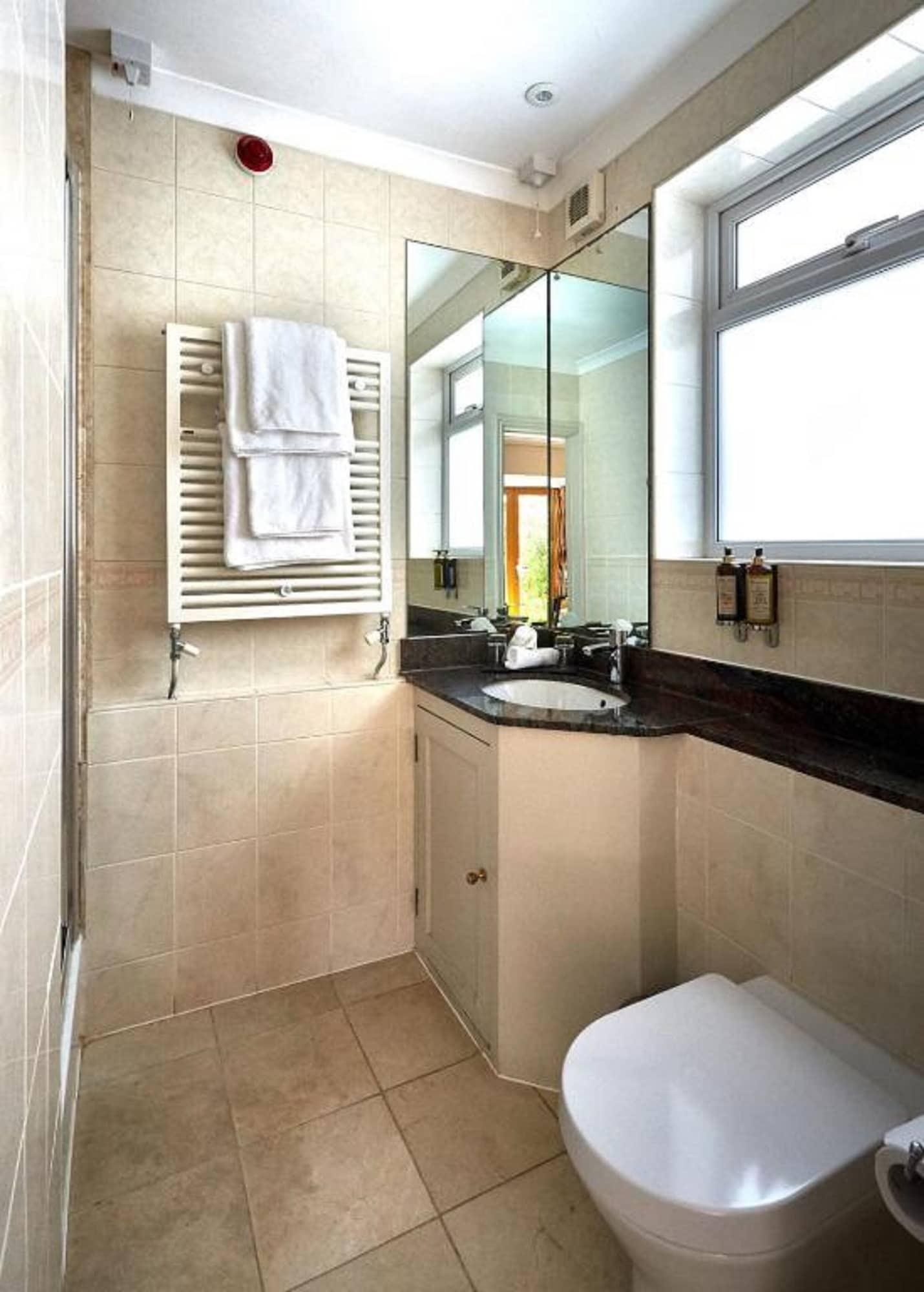 Dorian House Boutique B&B - Free Parking! باث المظهر الخارجي الصورة A bathroom