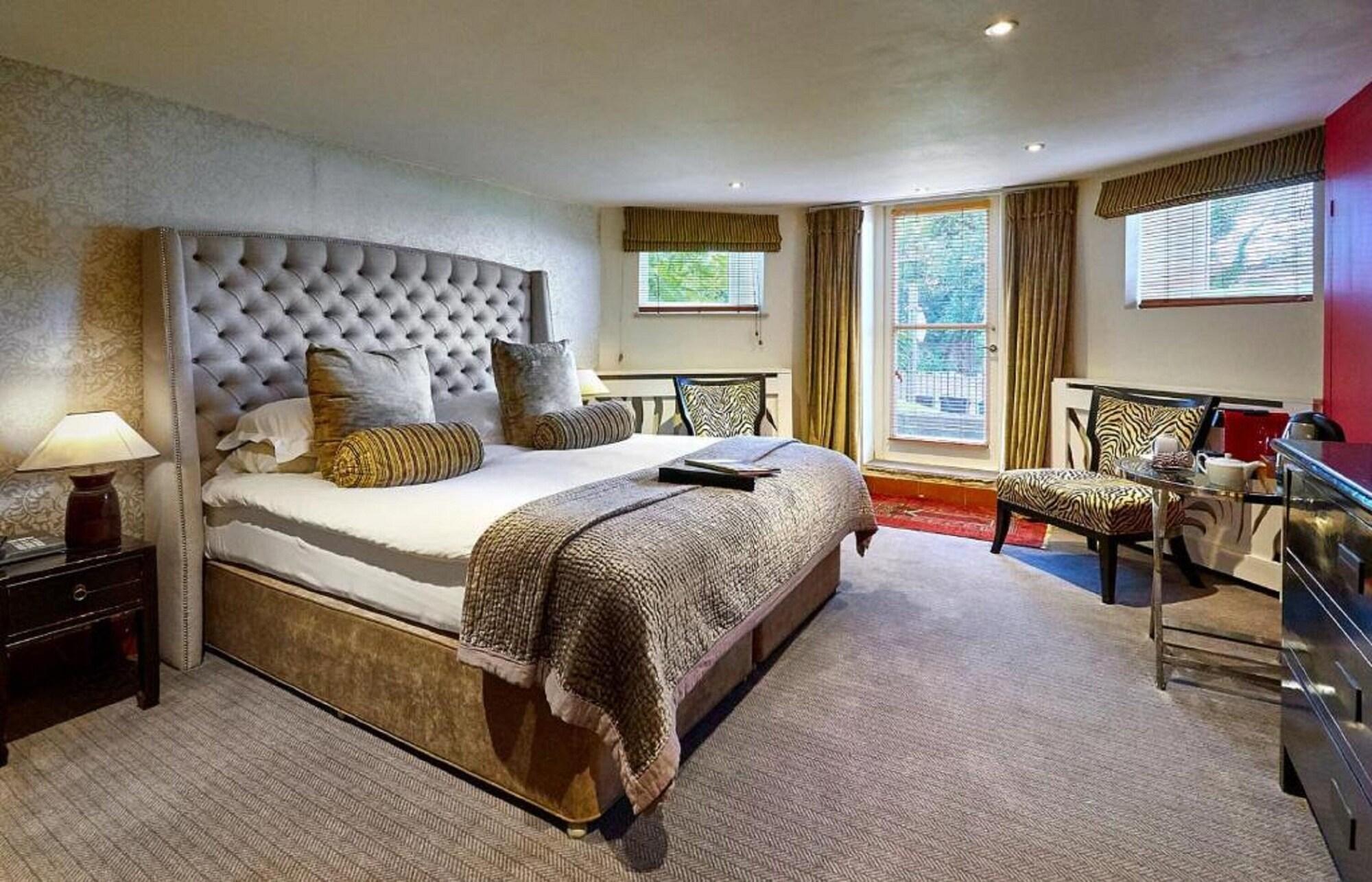 Dorian House Boutique B&B - Free Parking! باث المظهر الخارجي الصورة A bedroom at The Grove