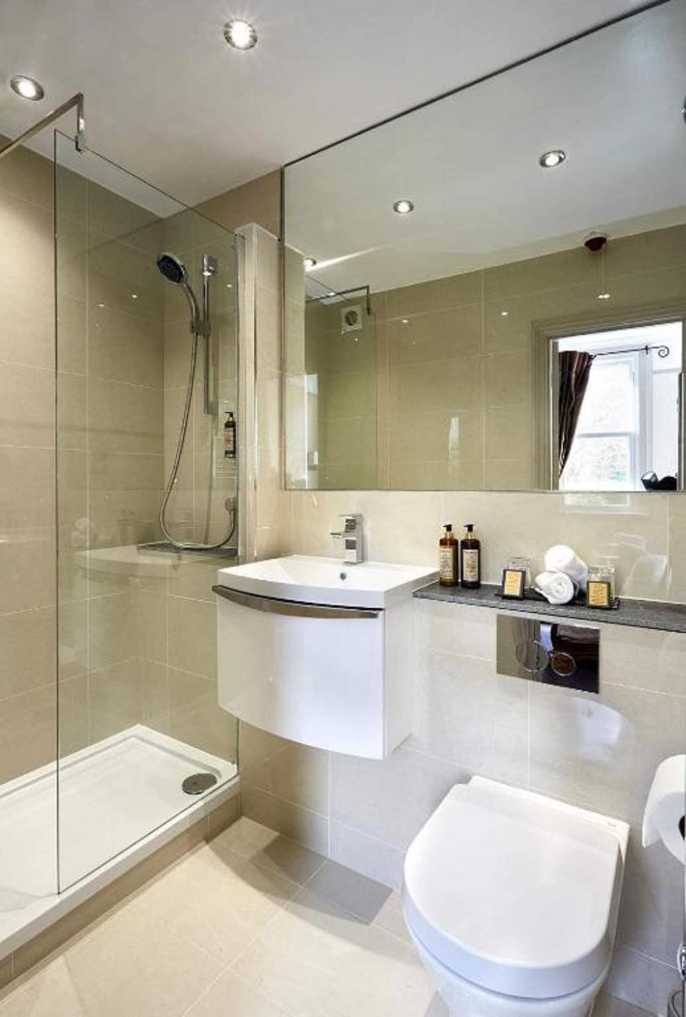 Dorian House Boutique B&B - Free Parking! باث المظهر الخارجي الصورة A bathroom with a shower enclosure