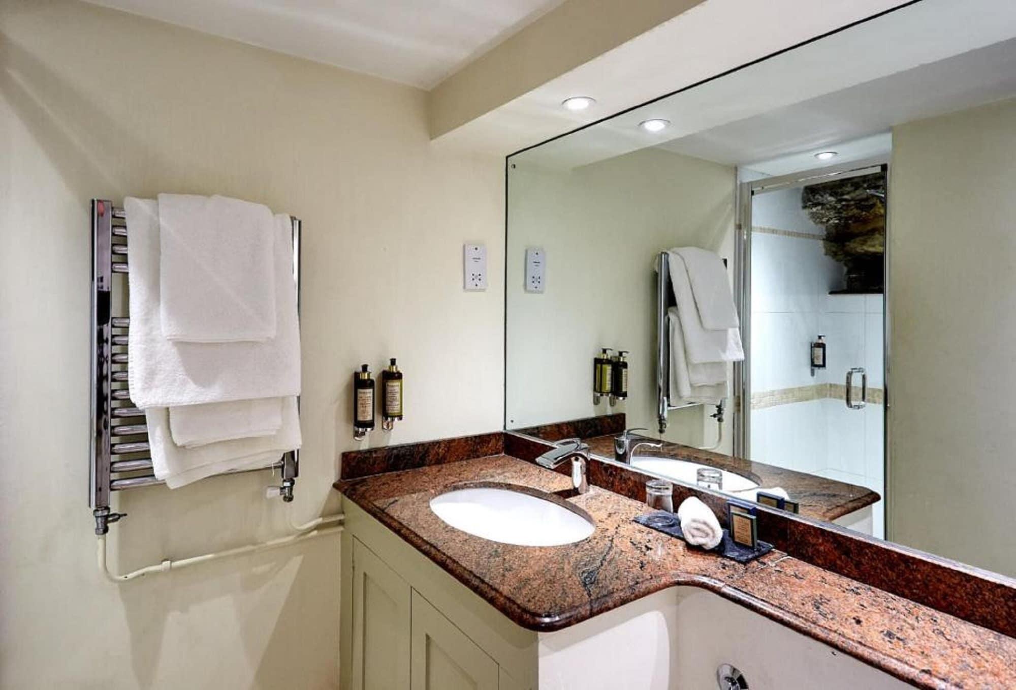 Dorian House Boutique B&B - Free Parking! باث المظهر الخارجي الصورة A bathroom in a hotel