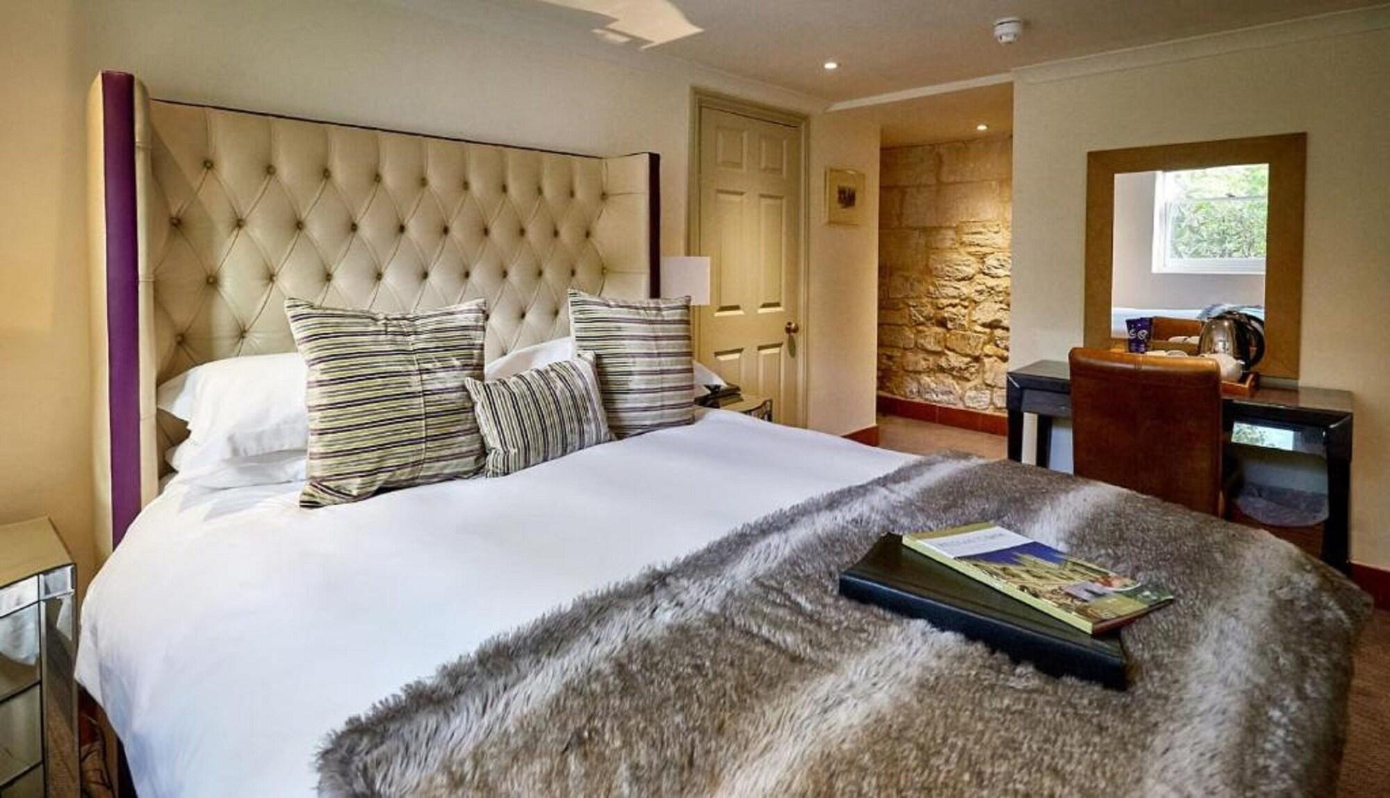 Dorian House Boutique B&B - Free Parking! باث المظهر الخارجي الصورة A bedroom at The Old Inn
