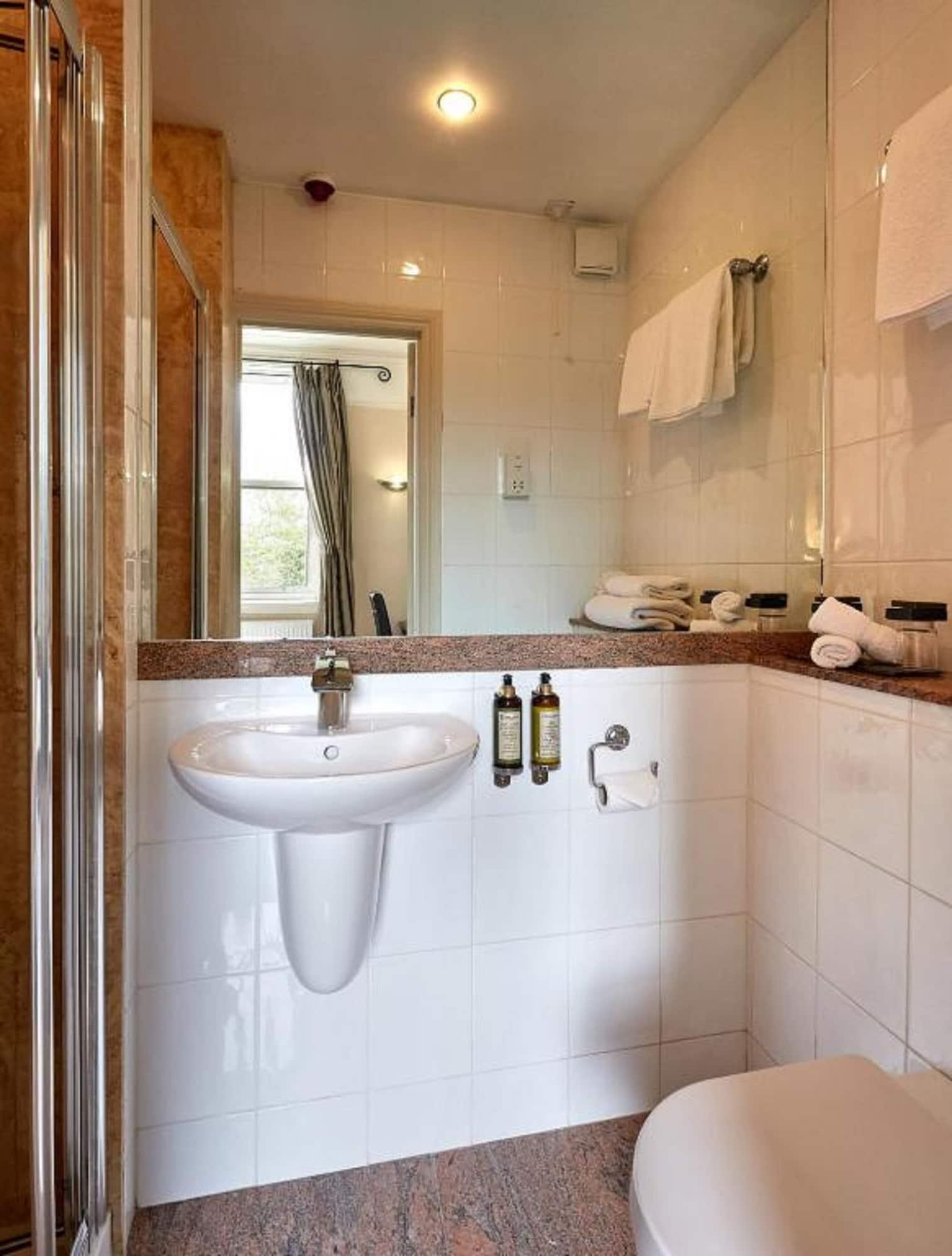 Dorian House Boutique B&B - Free Parking! باث المظهر الخارجي الصورة A typical bathroom in a hotel