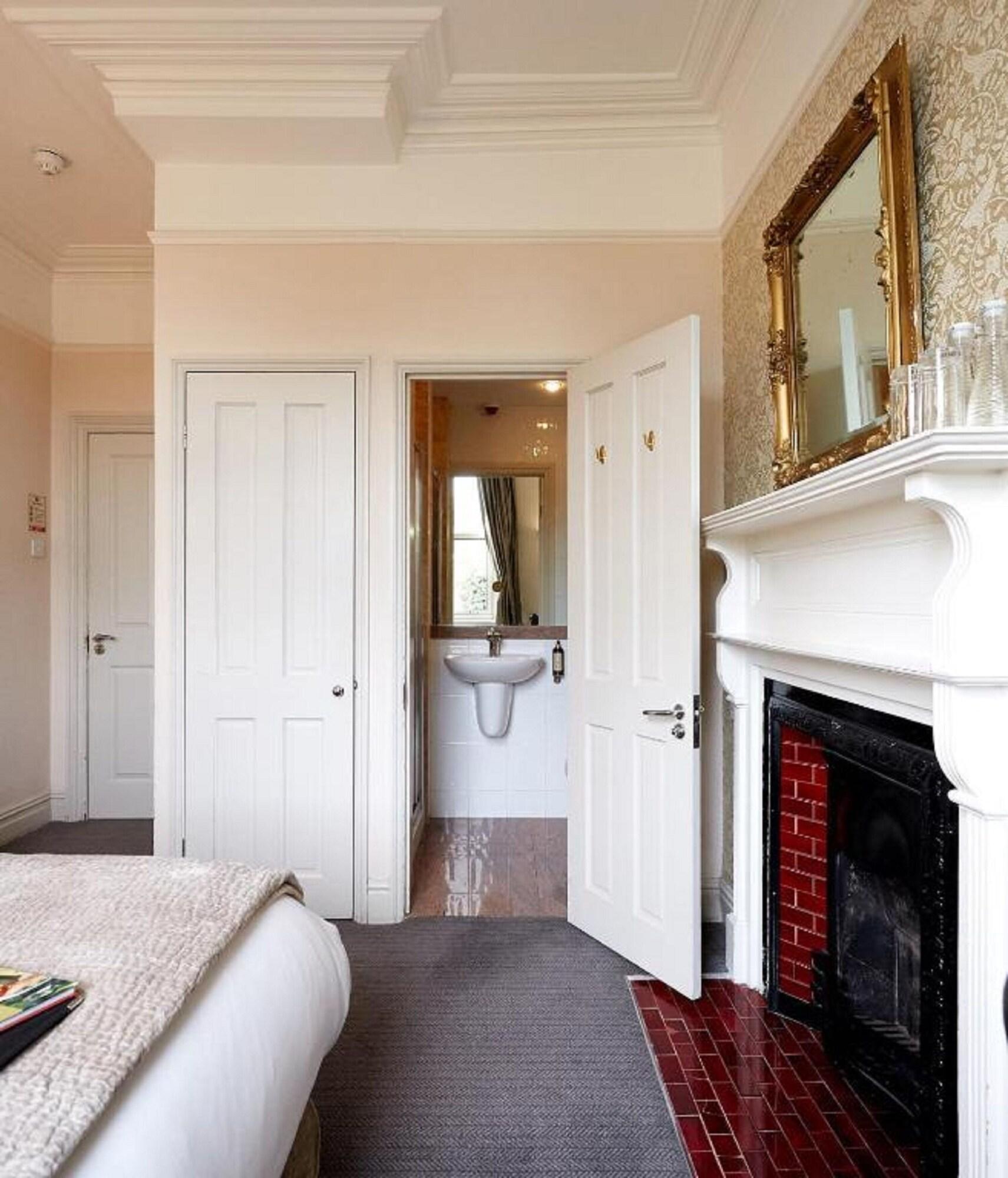 Dorian House Boutique B&B - Free Parking! باث المظهر الخارجي الصورة A bedroom at the hotel