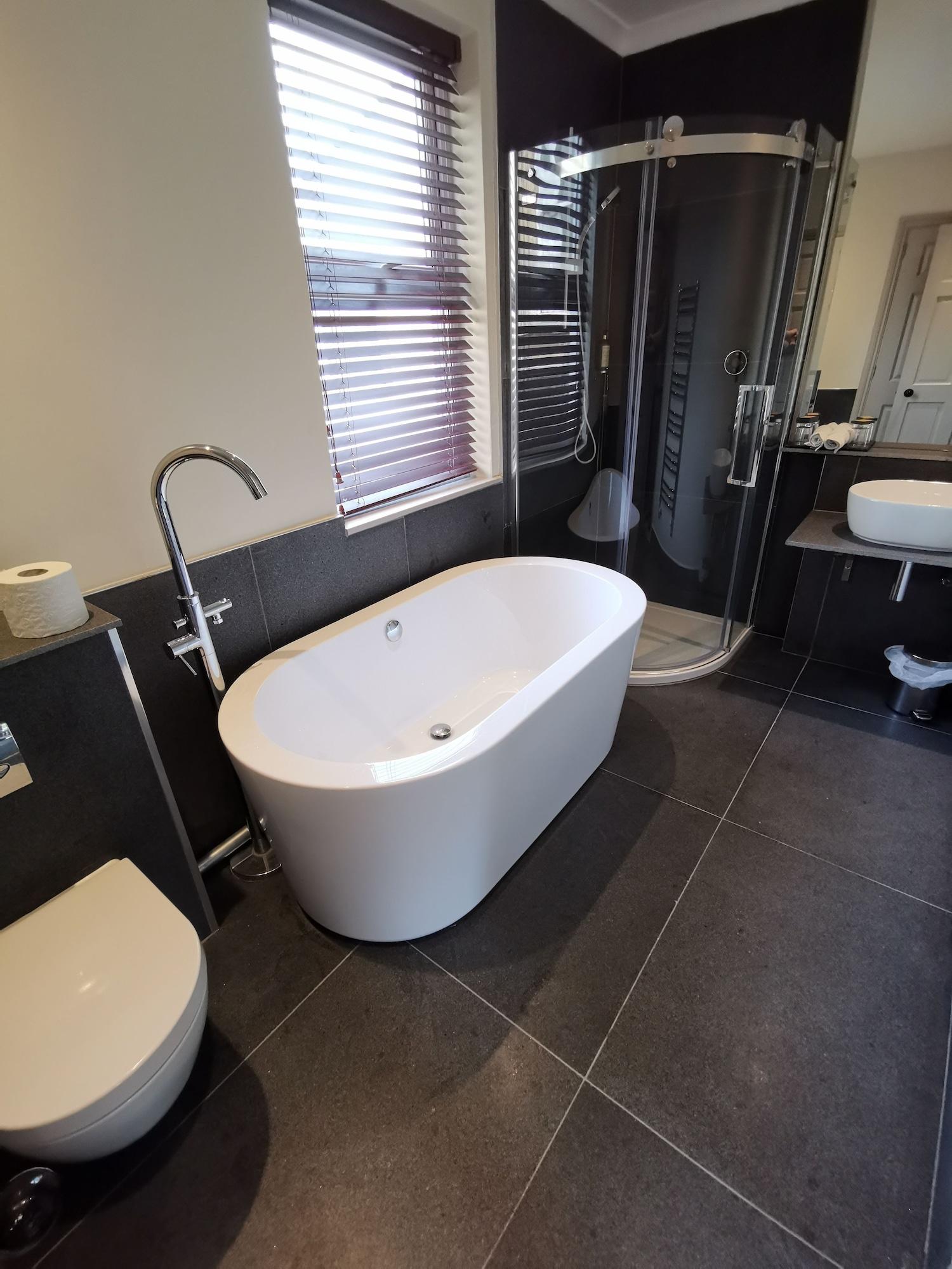 Dorian House Boutique B&B - Free Parking! باث المظهر الخارجي الصورة A freestanding bathtub