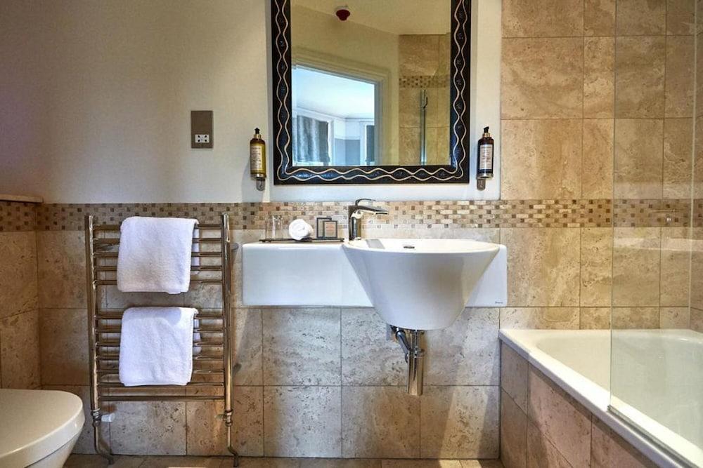 Dorian House Boutique B&B - Free Parking! باث المظهر الخارجي الصورة A bathroom in the UK