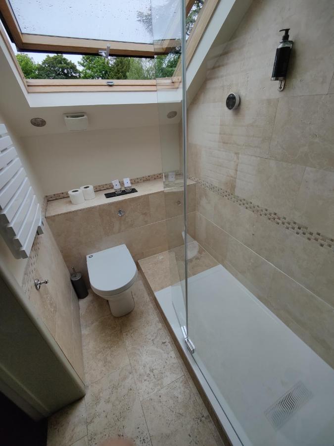 Dorian House Boutique B&B - Free Parking! باث المظهر الخارجي الصورة Bathroom with shower enclosure